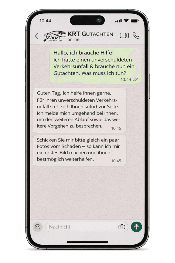 Smartphone mit WhatsApp-Chat: Eine Person meldet einen unverschuldeten Unfall, KRT Gutachten antwortet und bittet um Fotos vom Schaden.