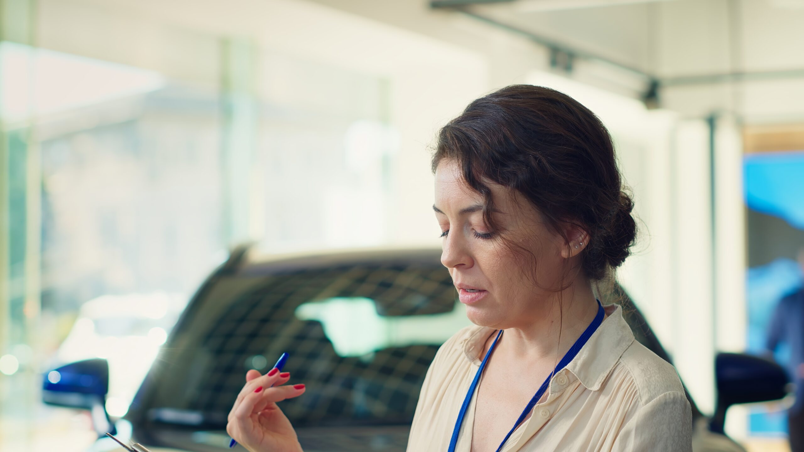 Ein Verkäufer prüft die Autoprobleme - KRT GUTACHTEN (Unfallbericht Ulm)