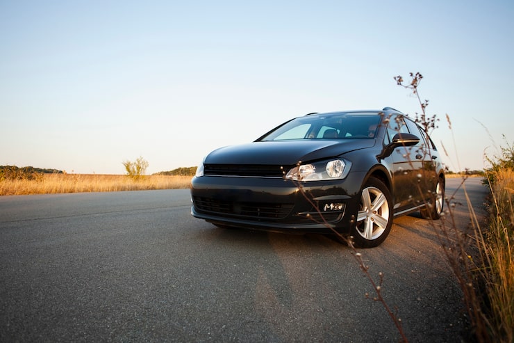 Schwarzer Golf auf Landstraße - KRT GUTACHTEN (Transportbericht Ulm)